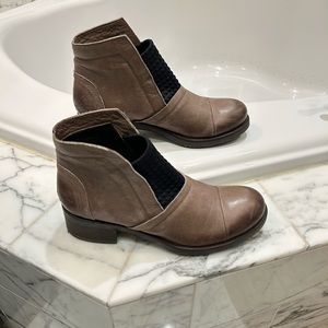 Leather boots Italian designer brown black unique size 8.5 very comfortable